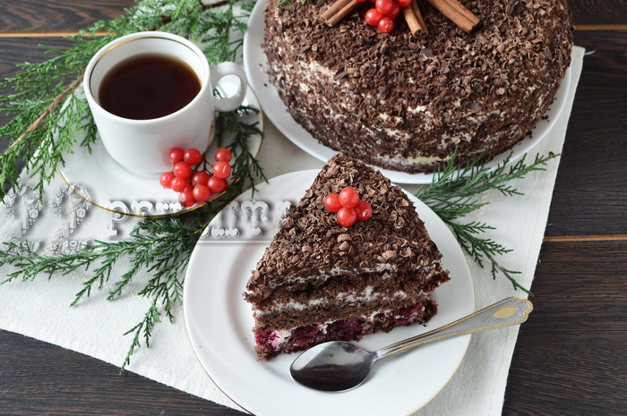 шоколадный торт с вишней и сливками