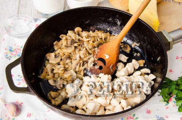 курица с грибами на сковороде